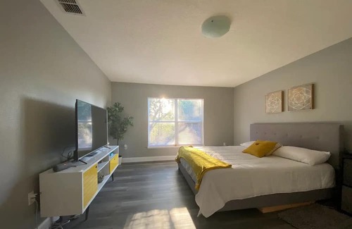 Orlando House | 4 Bd: 7miles to MCO. Near Parks, UCF, KSC, Beach