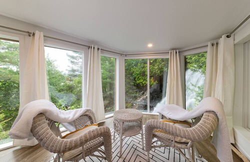 Baie-St-Paul Ski Chalet | Hébergement-Charlevoix - CHU-35 A charming little waterfall to go with the spa