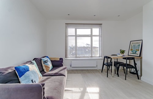 Broad Green Apartment | Luxury apartment with workspace