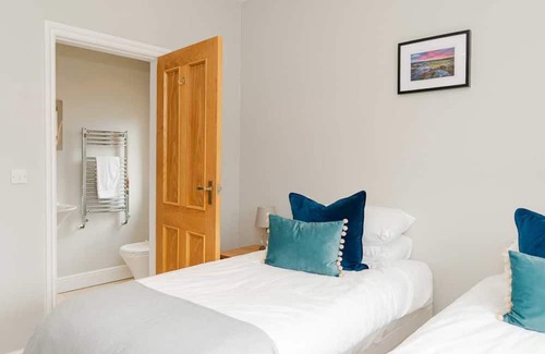 Ashford-in-the-Water House | Contemporary 5 bedroom holiday home in Bakewell, sleeps 10.