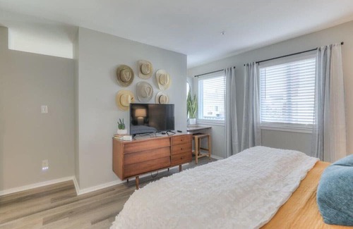 North Capitol Apartment | Walk to Broadway Riverfront Condo with Pool