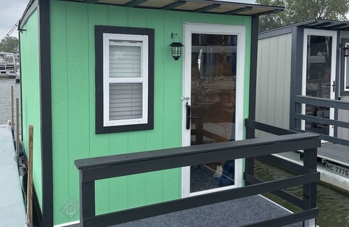 Sandusky Boat Rental | Escape on the Water-Tiny Houseboat @ SoLSTAY Resort