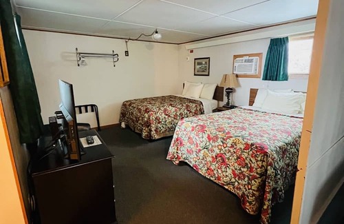 Onalaska House | Overlooking Lake Onalaska -- 3 full beds + bath in nostalgic motel