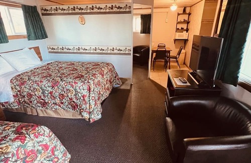 Onalaska House | Overlooking Lake Onalaska -- 3 full beds + bath in nostalgic motel