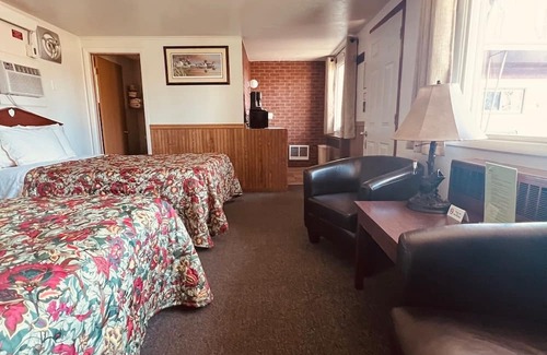 La Crosse House | Overlooking Lake Onalaska -- 2 full beds + bath in nostalgic motel