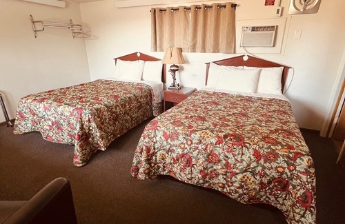 La Crosse House | Overlooking Lake Onalaska -- 2 full beds + bath in nostalgic motel