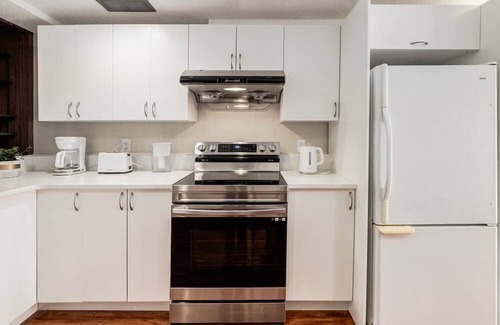 Northwest Calgary House | Timeless Tranquility 2BR Suite near the Airport