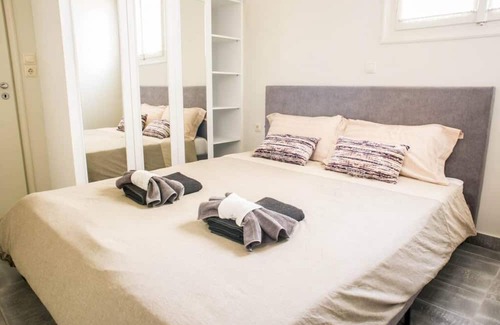 Nea Chalkidona Apartment | Sunny flat w/h balcony and homey feel near metro