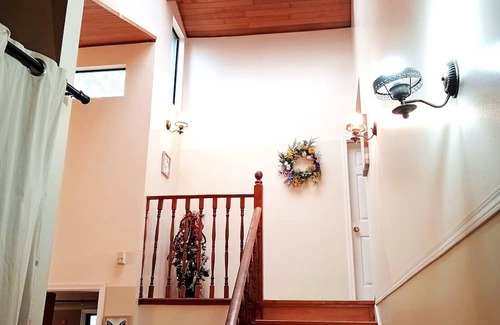 Fleetwood House | Stylish Stay in Budget in Surrey (Close to Town Centre)