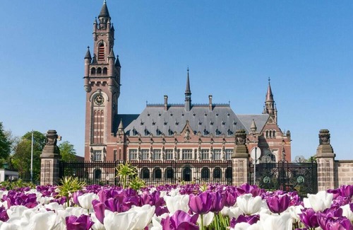 The Hague Center House | Centrally Located Stay Steps Away From Berlin Cathedral
