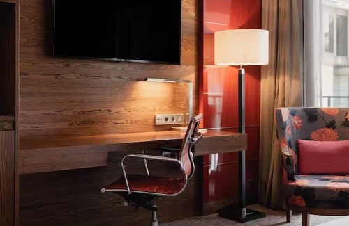 The Hague Center House | Enjoy Breathtaking Views Of The City | 2 Units w/ City Center Just A Short Walk