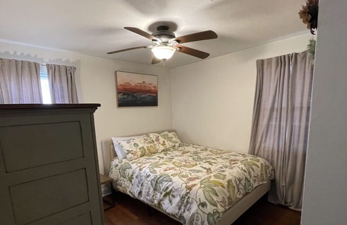 Huntington House | ~Cozy 3-Bedroom Bungalow~Near Ritter Park, Downtown, and Marshall University