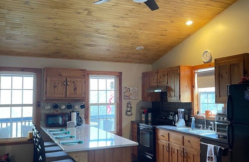 Providence House | 5 Min. from New River! Charming 2-Bedroom Mountain Home, Gorgeous Views, 3 Decks