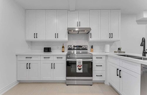 Hamilton House | Luxury Comfort 3 BR Near Hospitals/Tims Field/GO
