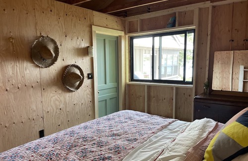 South Bruce Peninsula Cabin | Cozy 3-bedroom Nostalgic Waterfront Cabin on Lake Huron