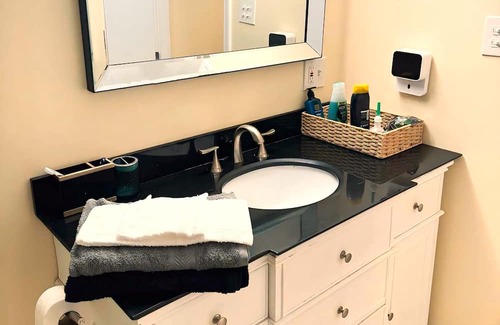 Roseland House | Step into luxury at our fully equipped, cozy 4/5 BR, a blend of style & comfort.