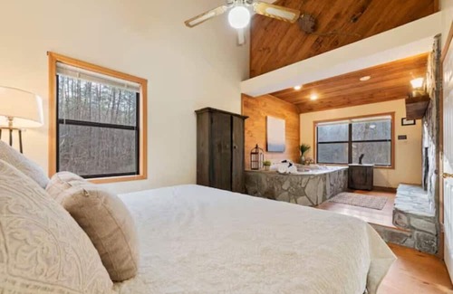 Blairsville Cabin | Cozy Cabin |Jacuzzi & Amazing Views-Fireplace-Elsa