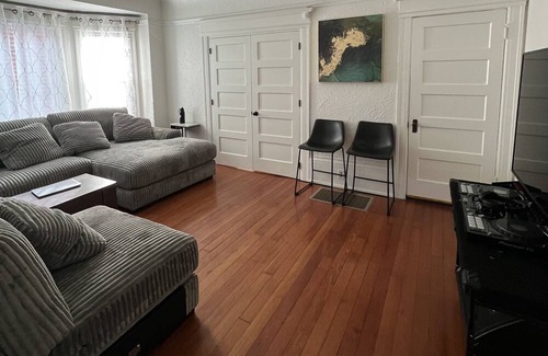 South Berkeley House | Beautifully Landscaped Furnished Convenient Berkeley Home