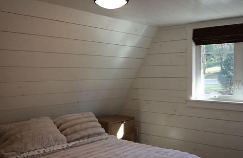 Valley Hi Ski Chalet | Beautiful couples getaway located just seconds from Mad River Mountain ski lift.