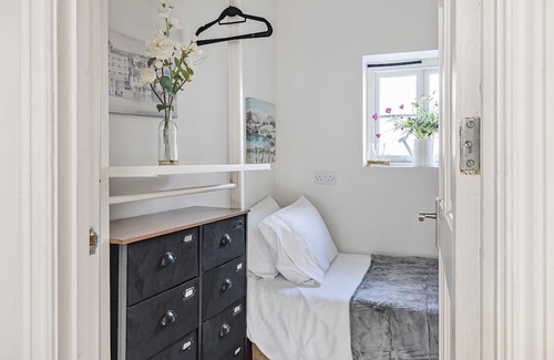 Oxshott House | Pass The Keys - Oxshott Stationside Cottage - Dogs Welcome !