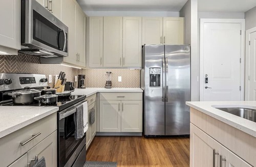 Fort Worth Apartment | Luxe Haven 1 BR | 15 Mins to Downtown | Pool | Gym