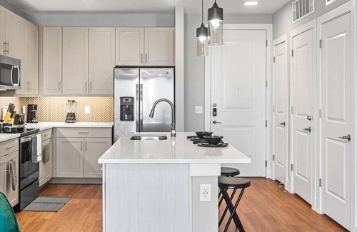 Fort Worth Apartment | Luxe Haven 1 BR | 15 Mins to Downtown | Pool | Gym