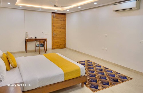 Gurugram Apartment | BnBBuddy- Pratishtha 1 @2bhk, DLF Phase 1 Gurugram