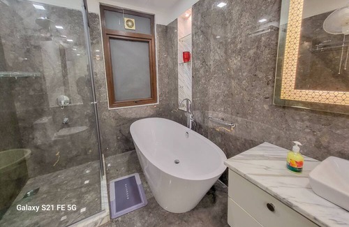 Gurugram Apartment | BnBBuddy- Pratishtha 1 @2bhk, DLF Phase 1 Gurugram