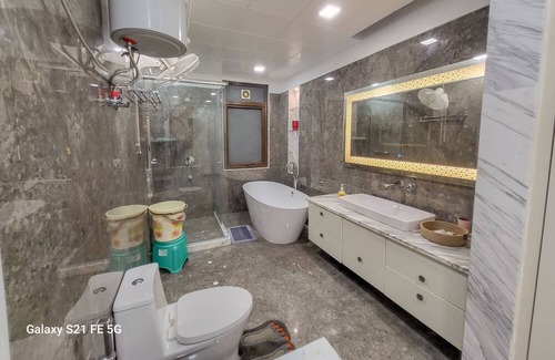 Gurugram Apartment | BnBBuddy- Pratishtha 1 @2bhk, DLF Phase 1 Gurugram