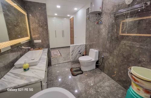 Gurugram Apartment | BnBBuddy- Pratishtha 1 @2bhk, DLF Phase 1 Gurugram