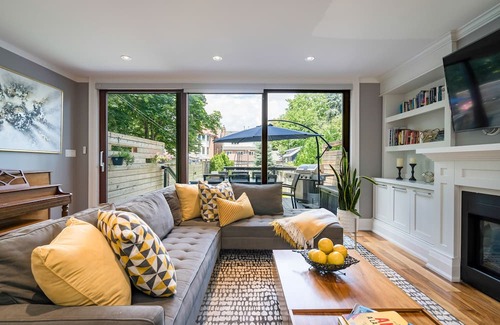 Yonge and Lawrence House | **Stunning home in midtown Toronto. Spacious home suitable for large parties**