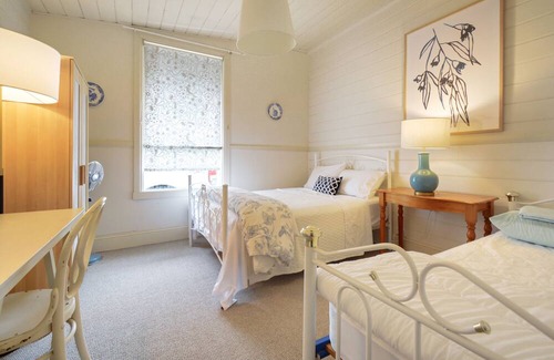Drysdale House | 'Willow Cottage' Serene Stay in the Heart of Town