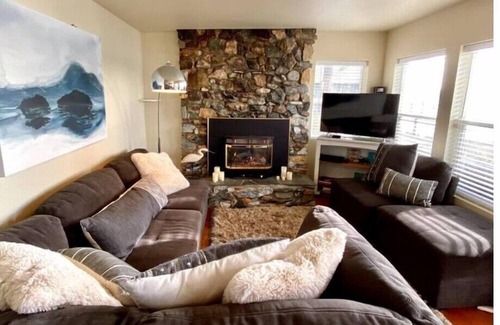 La Conner Cabin | Perfect for Tulip Festival! Sunset Oceanview Cottage