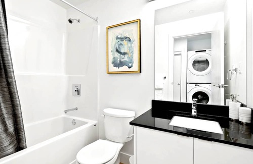 City Centre Apartment | King Suite New Lux Apartment FREE parking, Downtown, Fast Wifi
