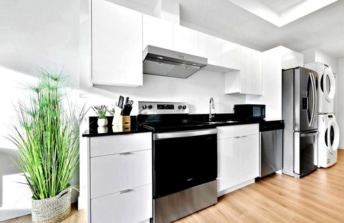 City Centre Apartment | King Suite New Lux Apartment FREE parking, Downtown, Fast Wifi