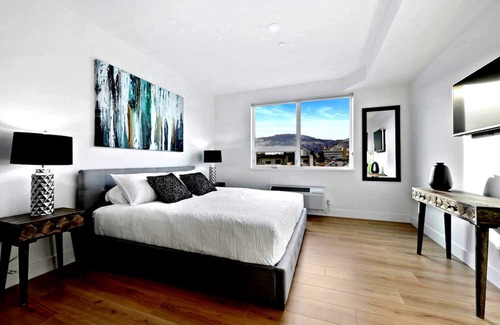 City Centre Apartment | King Suite New Lux Apartment FREE parking, Downtown, Fast Wifi