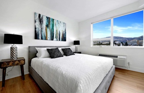 City Centre Apartment | King Suite New Lux Apartment FREE parking, Downtown, Fast Wifi