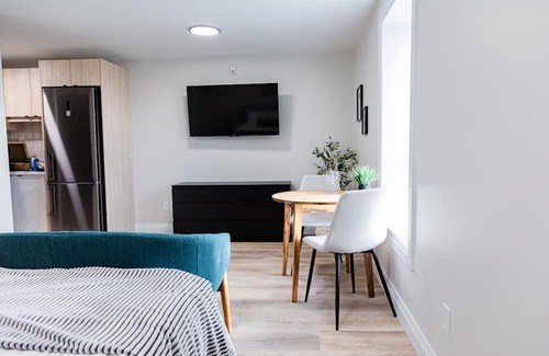 Kitchener Apartment | Trendy 1 Queen Bed Studio Prime DT Location!