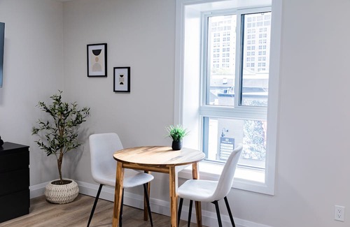 Kitchener Apartment | Trendy 1 queen bed studio Prime DT location