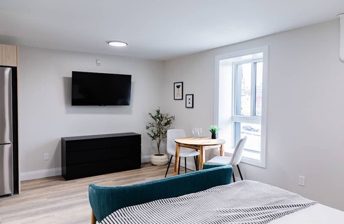 Kitchener Apartment | Trendy 1 queen bed studio Prime DT location