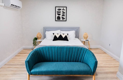 Kitchener Apartment | Trendy 1 queen bed studio Prime DT location