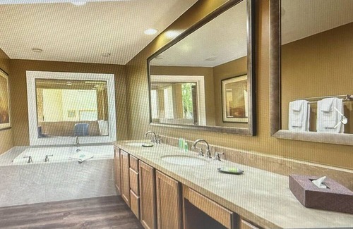 Paradise Valley Village Resort | One Bedroom Suite in Orange Tree Resort