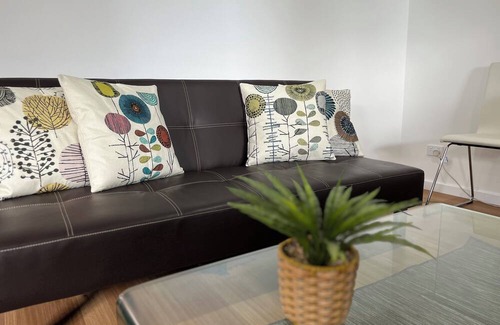 Florey Cottage | Lovely brand-new three bedroom guest house in Florey