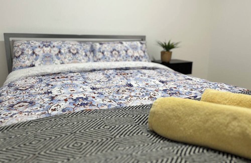 Florey Cottage | Lovely brand-new three bedroom guest house in Florey
