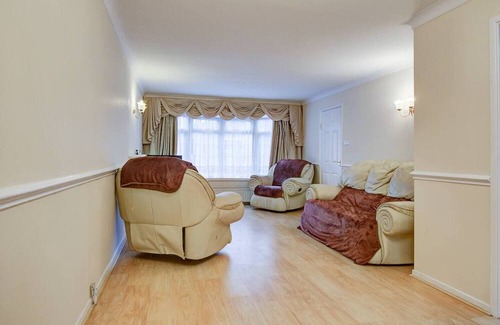 South Benfleet House | Pass the Keys | Spacious 4-Bedroom Home in Benfleet