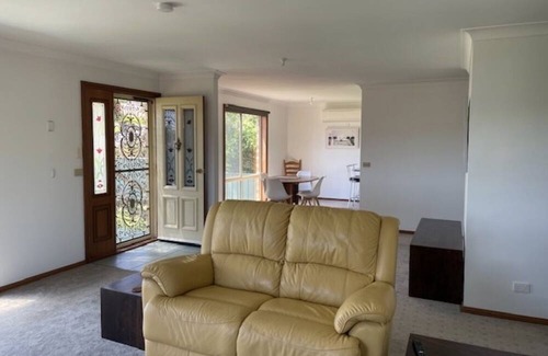 Malua Bay House | Stroll to the Beach