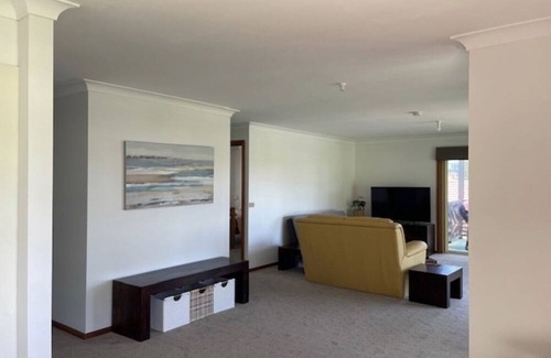 Malua Bay House | Stroll to the Beach