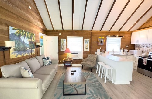 White Street Gallery District House | Tree House Retreat - 2 Bedroom / 1 Bath with large shared pool