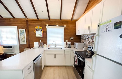 White Street Gallery District House | Tree House Retreat - 2 Bedroom / 1 Bath with large shared pool