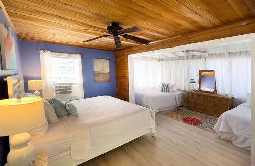 White Street Gallery District House | Tree House Retreat - 2 Bedroom / 1 Bath with large shared pool